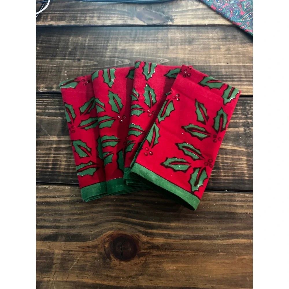 Plumbrook Christmas Napkins Set of 4 19x19 Red Green Excellent Holly Berries